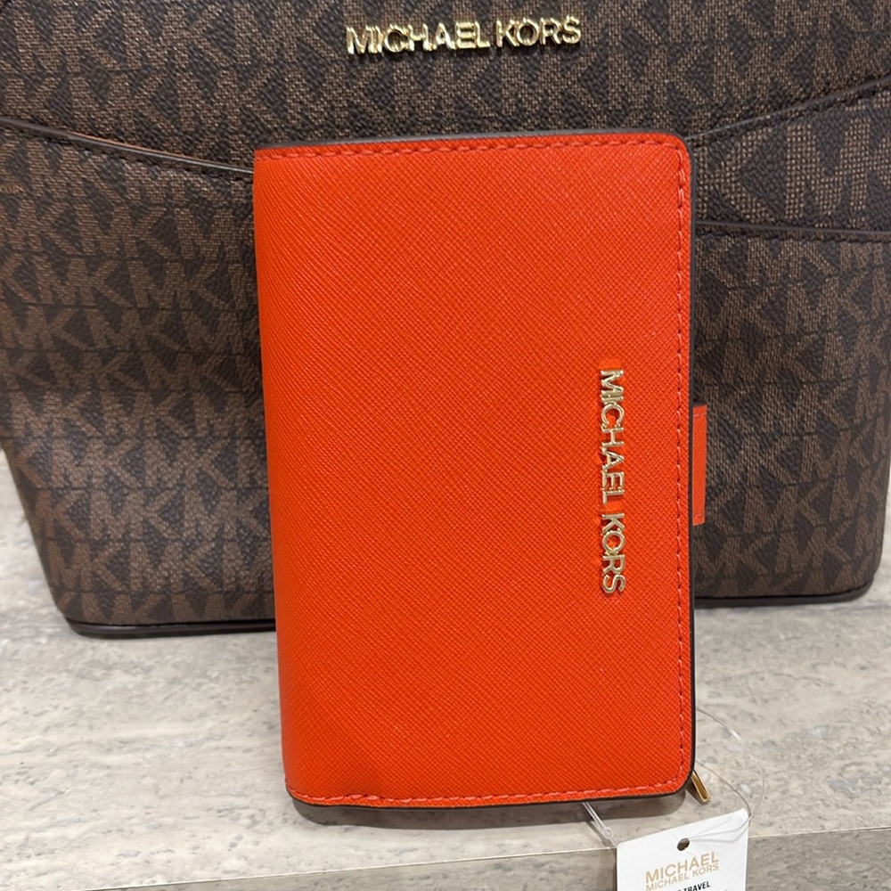 MICHAEL KORS Medium Crossgrain Leather Bifold Wallet ZP CN
Red Clay 
NWT - Picture 14 of 16